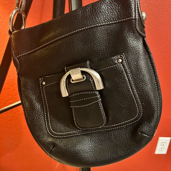 P008 b. makowsky Pebbled Buckle Pockets Black Leather Cross Body Bag - Picture 2 of 5